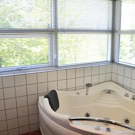 度假居 Gorgeous In Aakirkeby With Kitchen *