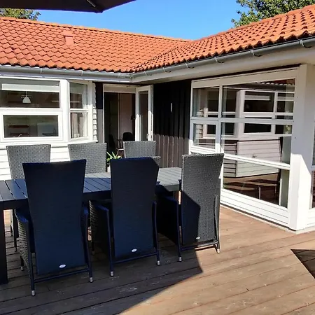 Gorgeous In Aakirkeby With Kitchen 度假居